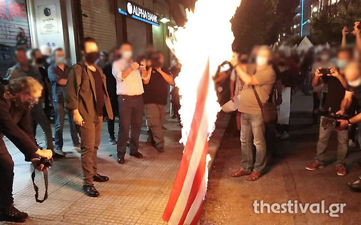 Έκαψαν την αμερικανική σημαία έξω από το προξενείο των ΗΠΑ στη Θεσσαλονίκη