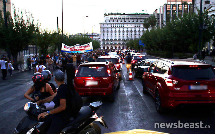Κίνηση τώρα: Χάος στους δρόμους της Αθήνας &#8211; Μεγάλο μποτιλιάρισμα λόγω της πορείας των καλλιτεχνών