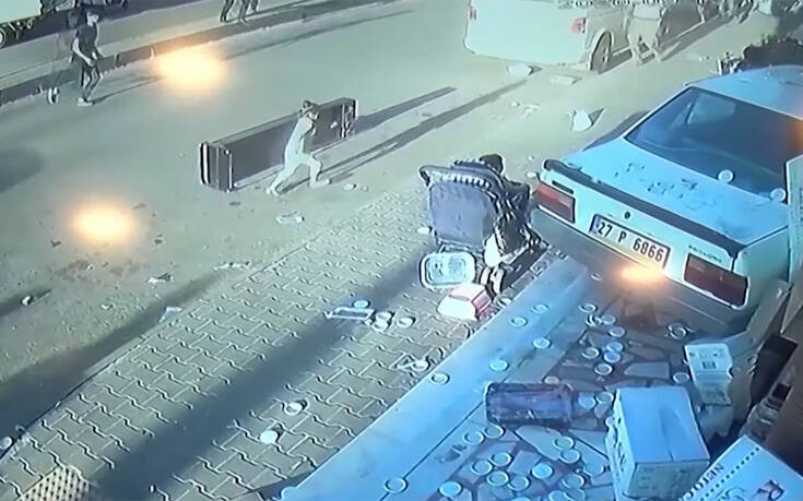 Τρομακτικό βίντεο: Αμάξι περνάει ξυστά από καρότσι με μωρό και πέφτει πάνω σε κατάστημα