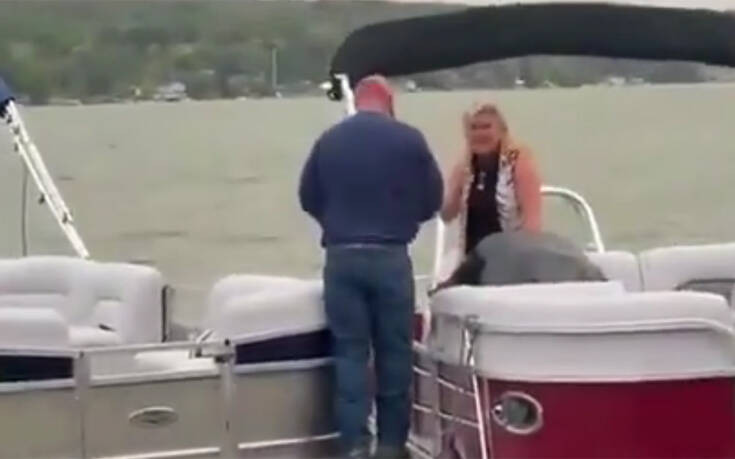 Η πρόταση γάμου πάνω στη βάρκα πήγε πολύ στραβά