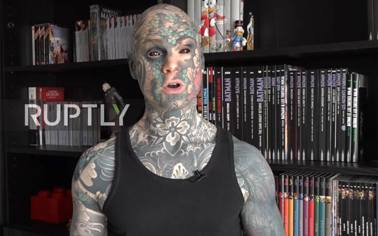 Ο δάσκαλος δημοτικού σχολείου που έχει κάνει τατουάζ ακόμη και στο μάτι