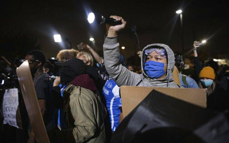 Έκρηξη οργής στις ΗΠΑ: Διαδηλώσεις για τον φόνο 29χρονου μαύρου από την αστυνομία &#8211; «Τον πυροβόλησαν 20 φορές»