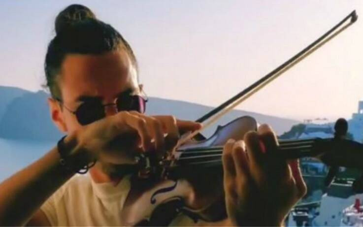 Οπαδός του ΠΑΟΚ περιμένει το ματς με την Κράσνονταρ παίζοντας σύνθημα με το βιολί