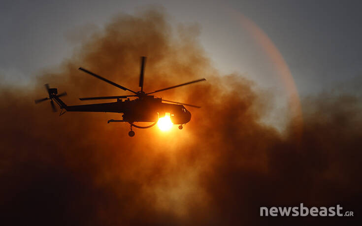 Φωτιά στην Ανάβυσσο: Ο Ήλιος κρύφτηκε πίσω από τους πυκνούς καπνούς &#8211; Αποκαλυπτικές εικόνες από την εναέρια κατάσβεση