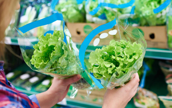 Τι μπορείτε να κάνετε με το περιεχόμενο μιας συσκευασίας πράσινης σαλάτας