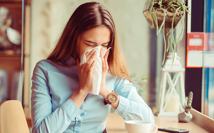 Κοινό κρυολόγημα, γρίπη ή κορονοϊός: Πώς θα ξεχωρίσεις τα συμπτώματα της Covid-19