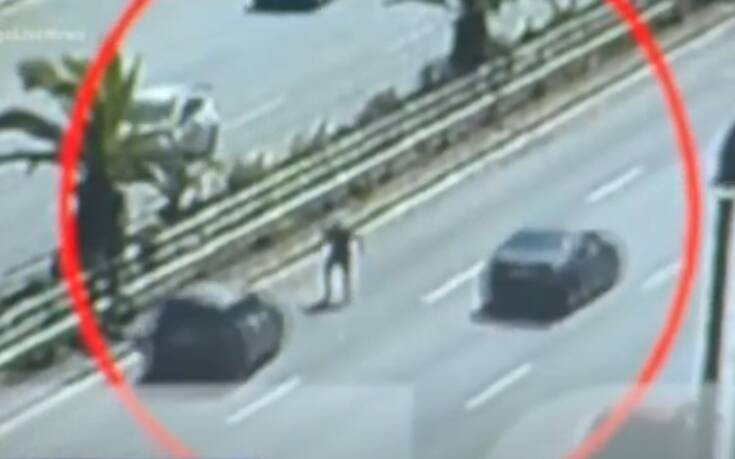 Σοκαριστικό τροχαίο στη Συγγρού: Προσπάθησε να περάσει κάθετα τη λεωφόρο και τον χτύπησε αυτοκίνητο