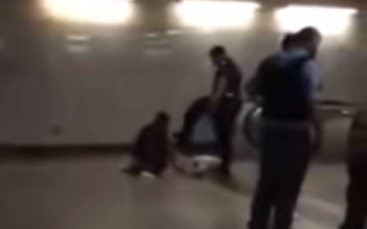 Βίντεο δείχνει αστυνομικό να κλωτσάει επαίτη στο μετρό &#8211; ΕΔΕ για το περιστατικό