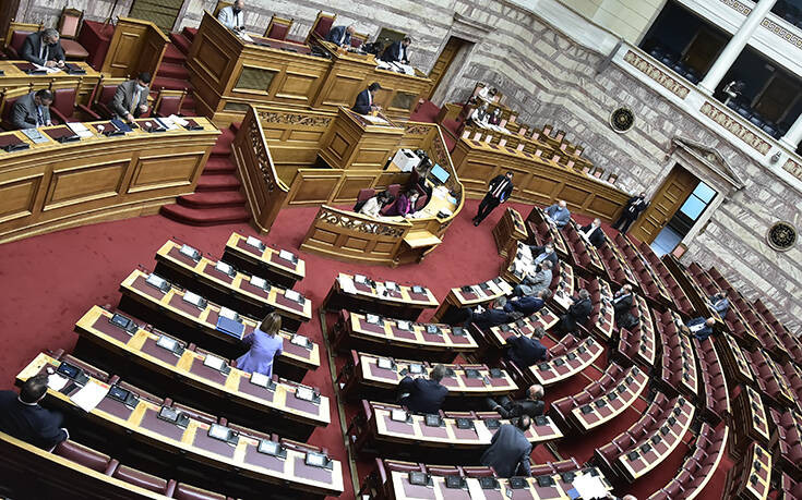 Ανέβηκαν οι τόνοι στη Βουλή για τη διαχείριση της πανδημίας του κορονοϊού &#8211; «Βέλη» ανάμεσα σε Κικίλια και Σκουρλέτη