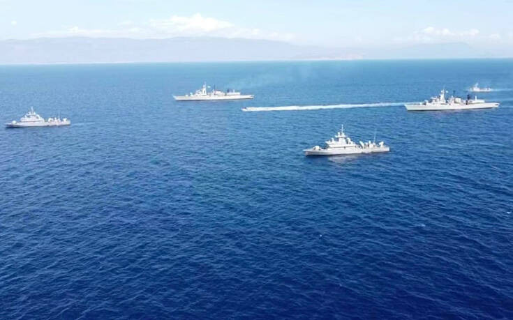 Oruc Reis: Εικόνες από τα πλοία του Πολεμικού Ναυτικού να έχουν σχηματίσει «ασπίδα» στο Καστελόριζο