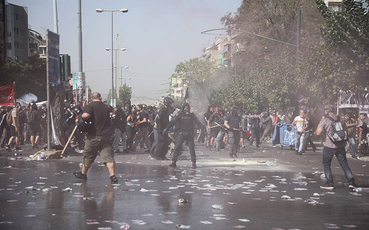«Χαρτοπόλεμος» κυβέρνησης &#8211; ΣΥΡΙΖΑ για τα επεισόδια έξω από το Εφετείο