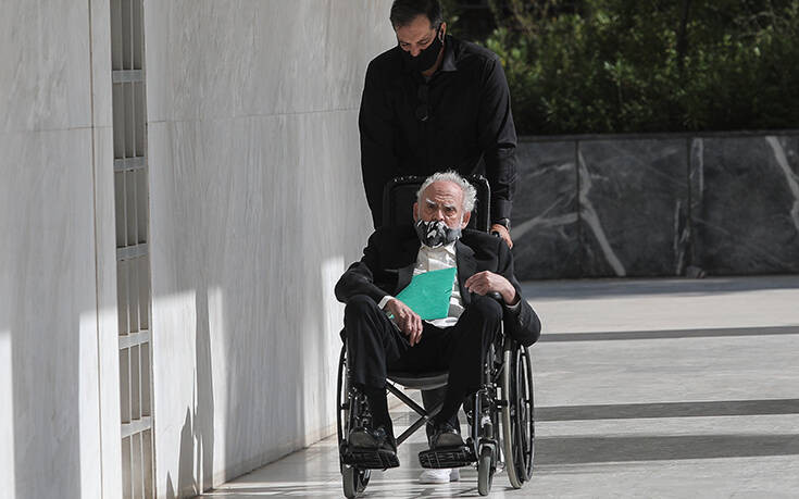 Άκης Τσοχατζόπουλος: Καθήμενος σε αναπηρικό καροτσάκι πέρασε το κατώφλι του Αρείου Πάγου