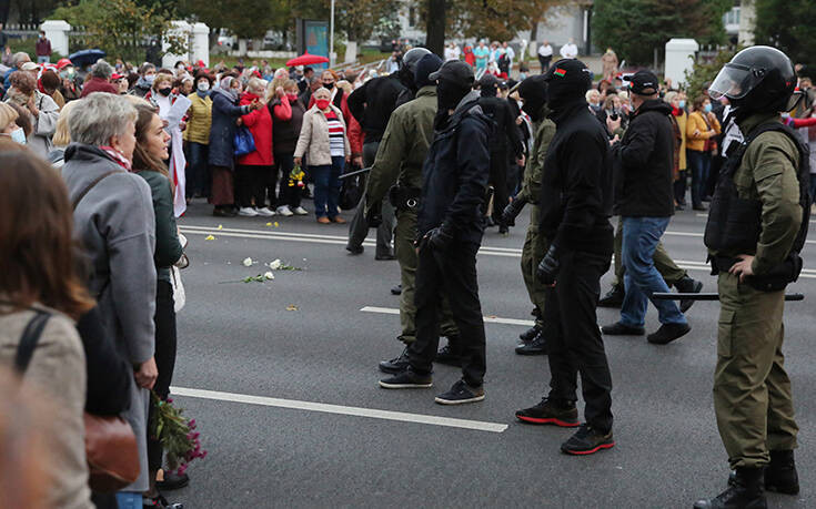 Ο Λουκασένκο έδωσε το «πράσινο» φως στην αστυνομία να κάνει χρήση όπλων στις διαδηλώσεις