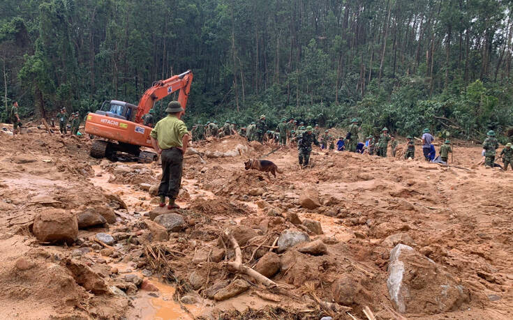 Τραγωδία στο Βιετνάμ με πάνω από 100 νεκρούς στις πλημμύρες &#8211; Εξαμελής οικογένεια θάφτηκε στη λάσπη ενώ κοιμόταν