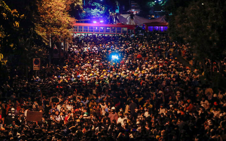 Οι διαδηλωτές ώθησαν σε υποχώρηση τον πρωθυπουργό – Αίρει το διάταγμα που απαγόρευε τις συναθροίσεις