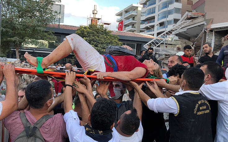 Ισχυρός σεισμός σε Σάμο και Σμύρνη: Από το τσουνάμι πέθανε ένας Τούρκος – Εικόνες από τις δραματικές διασώσεις