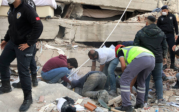 Ισχυρός σεισμός στη Σμύρνη: Στους 76 οι νεκροί από τα 6,7 Ρίχτερ &#8211;  962 τραυματίες