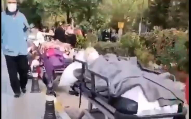 Σεισμός στη Σμύρνη: Συγκλονιστικές εικόνες με ασθενείς σε φορεία στη σειρά έξω στον δρόμο μετά από εκκένωση νοσοκομείων