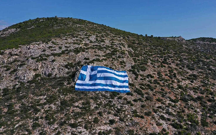 Ελληνική σημαία 800 τετραγωνικών δεσπόζει στον Υμηττό