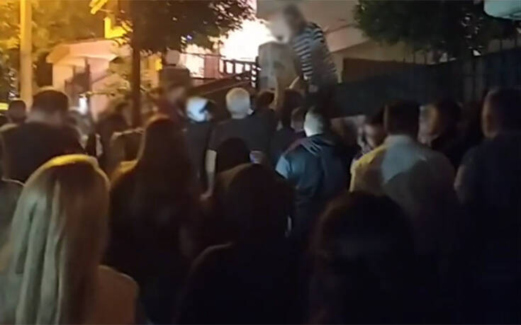 Κόσμος έξω από το σπίτι του άνδρα που μαχαίρωσε τον σκύλο στη Νίκαια: Πλακάτ και συνθήματα για την κτηνωδία