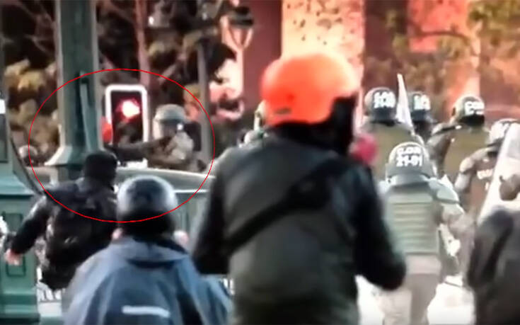 Χιλή: Ένταλμα σύλληψης για αστυνομικό &#8211; Κατηγορείται πως έσπρωξε ανήλικο διαδηλωτή που έπεσε από γέφυρα