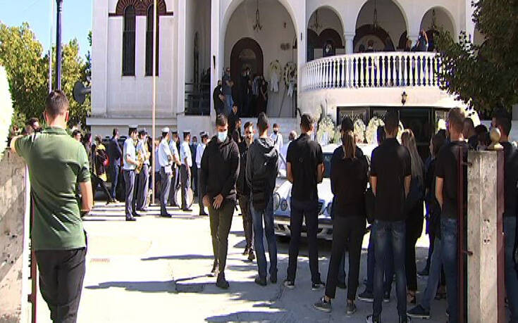 Θρήνος στην κηδεία του 24χρονου αστυνομικού που έχασε τη μάχη μετά από έναν μήνα στην Εντατική