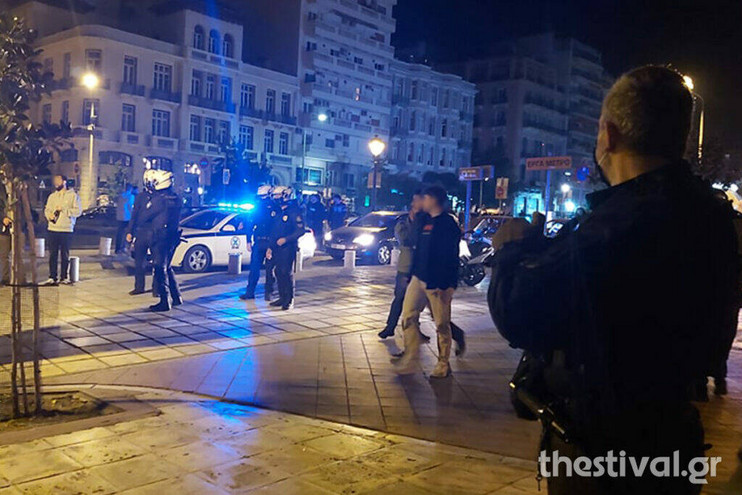 Βραδιά συνωστισμού στη Θεσσαλονίκη &#8211; Παρέμβαση της Αστυνομίας για να αδειάσουν οι πλατείες