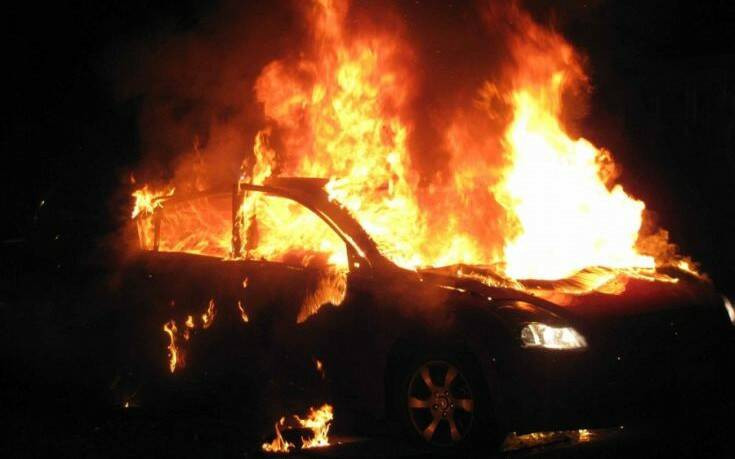 Θεσσαλονίκη: Φωτιά σε εν κινήσει αυτοκίνητο στην Καλαμαριά