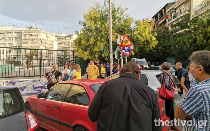 Διαδήλωση από γονείς στο 90ό δημοτικό Θεσσαλονίκης με σύνθημα «όχι προκάτ και kibo στις αυλές»
