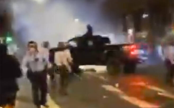 Σοκ στη Φιλαδέλφεια: Αυτοκίνητο παρασύρει αστυνομικό σε διαδήλωση κατά της αστυνομικής βίας