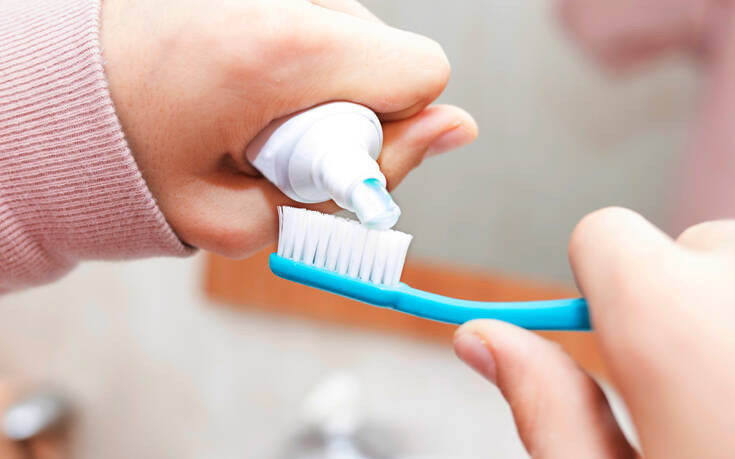 Οι μεγάλες ποσότητες οδοντόκρεμας μπορεί να χαλάσουν τα δόντια &#8211; Δείτε πόσο πρέπει να βάζετε