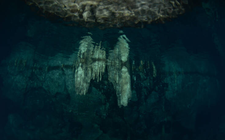 Ένας μαγικός υδάτινος κόσμος στο Σπήλαιο των Ελεφάντων στην Κρήτη
