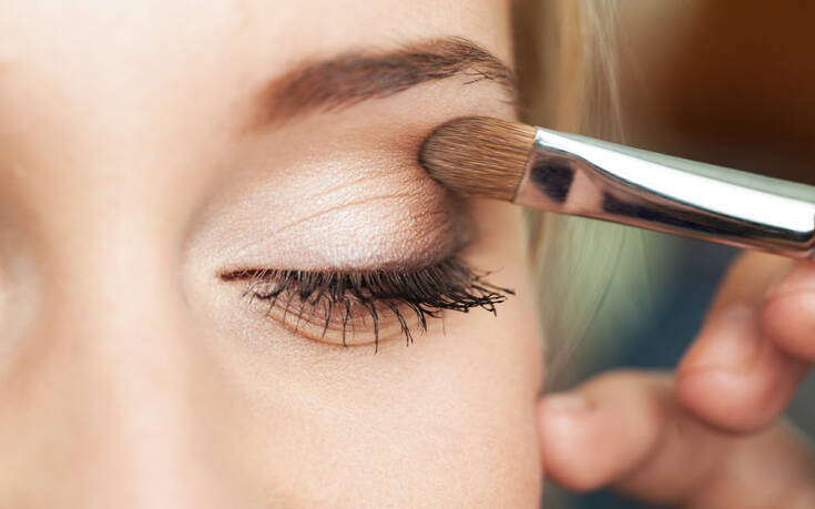 Το έξυπνο μακιγιάζ για να «καμουφλάρετε» τα κουρασμένα μάτια σας μέσα σε 5 λεπτά