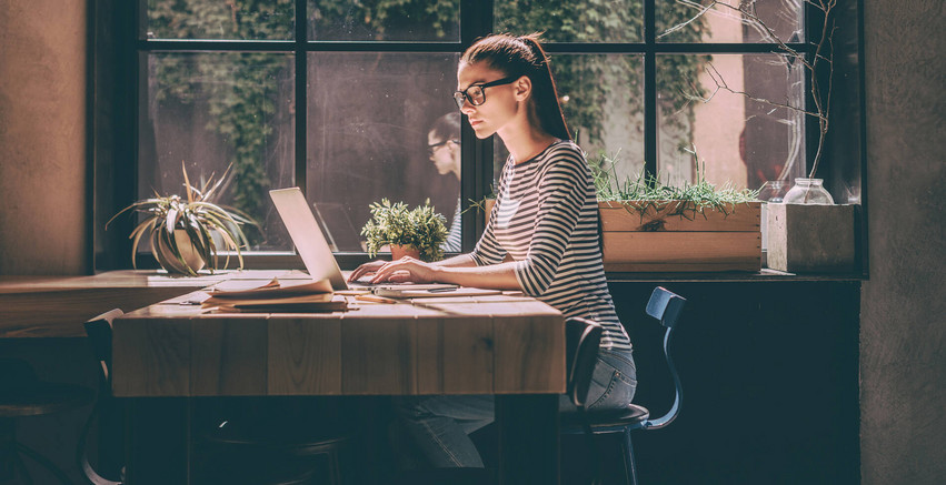 Η νέα μόδα του workation: Συνδυάζουν διακοπές με τηλεργασία στην Ελλάδα μέχρι… να περάσει η πανδημία