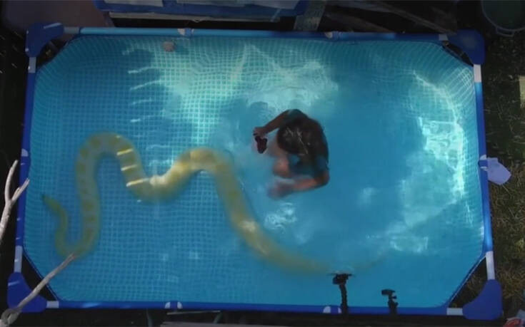 Το 8χρονο κορίτσι που κολυμπά στην πισίνα με τον 3,3 μέτρων πύθωνά της
