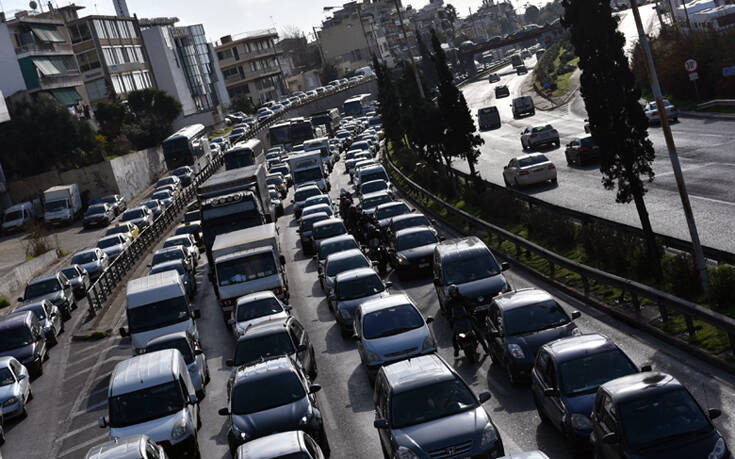 Κίνηση τώρα: Σε ποιους δρόμους συναντούν πρόβλημα οι οδηγοί – Καθυστερήσεις στην Αττική Οδό