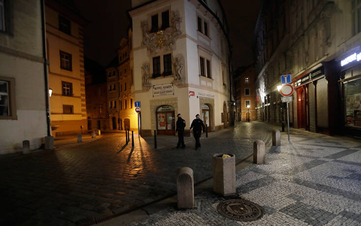 Τσεχία: Παρατείνεται η κατάσταση έκτακτης ανάγκης και κλείνουν τα καταστήματα