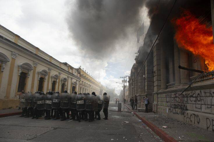 Γουατεμάλα: Διαδηλωτές πυρπόλησαν τη Βουλή σε κινητοποιήσεις κατά των περικοπών του νέου προϋπολογισμού