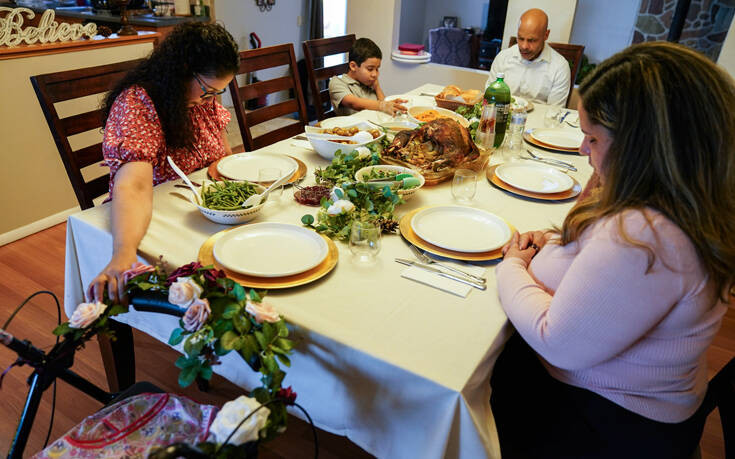 Ημέρα των Ευχαριστιών στη σκιά του κορονοϊού: Οικογενειακά τραπέζια με οθόνες και άδειες καρέκλες