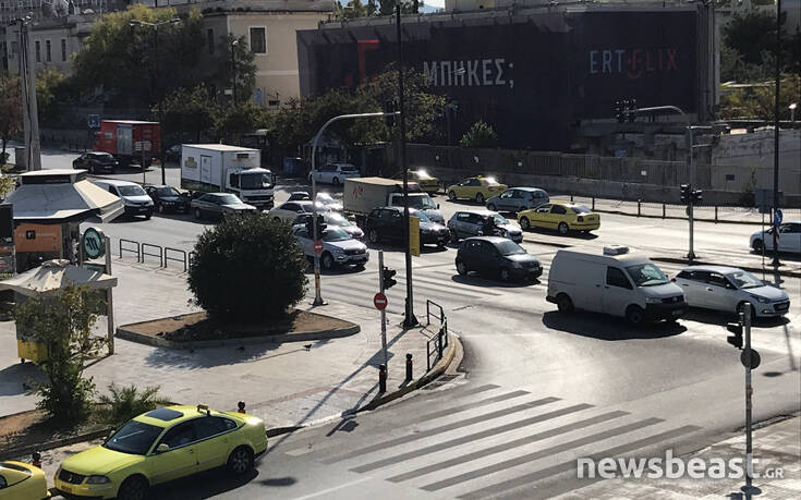 Αυξημένη η κίνηση στους δρόμους της Αθήνας σε σχέση με το πρώτο lockdown