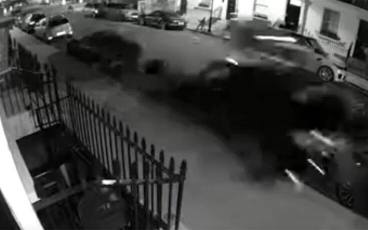 Η στιγμή που 25χρονος οδηγός «σηκώνει» παρκαρισμένο τζιπ &#8211; Προκάλεσε ζημιές σε 11 πολυτελή αυτοκίνητα αξίας 1 εκατ. λιρών