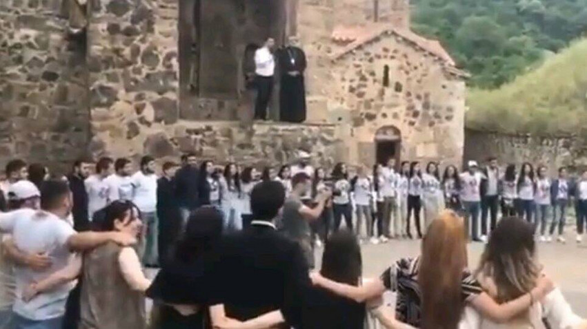 Ναγκόρνο Καραμπάχ: Το αντίο των Αρμενίων στις εκκλησίες τους πριν τον ξεριζωμό