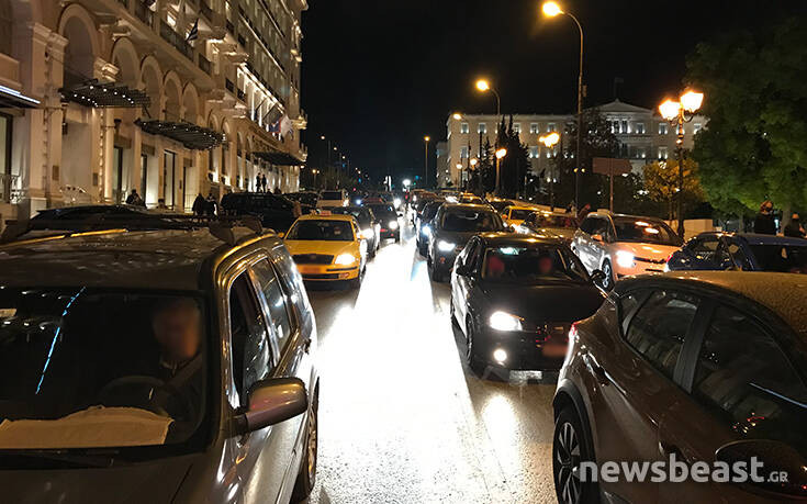 Η κίνηση στους δρόμους της Αθήνας ξεπέρασε την παραμονή των Χριστουγέννων &#8211; Λαοθάλασσα στην Ερμού
