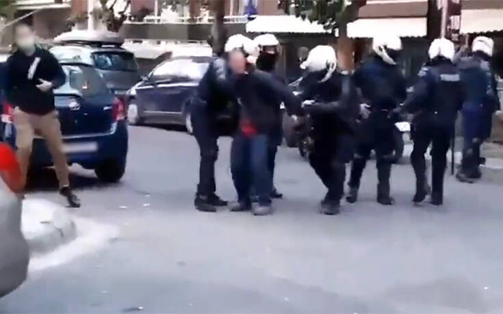 Βίντεο με βίαιη σύλληψη φοιτητή έξω από το σπίτι του στα Σεπόλια: Αστυνομικοί έσπρωχναν τους γονείς του &#8211; Στο νοσοκομείο ο πατέρας του