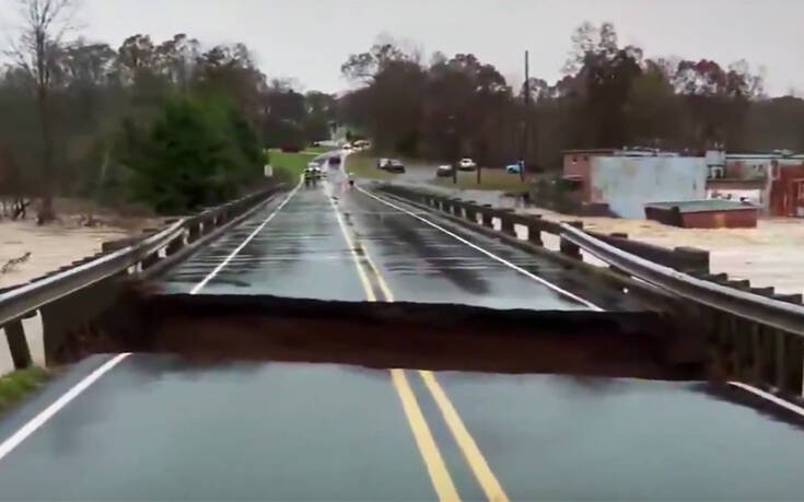 Φονικές πλημμύρες στη Βόρεια Καρολίνα &#8211; Γέφυρα άρχισε να καταρρέει σε ζωντανή μετάδοση