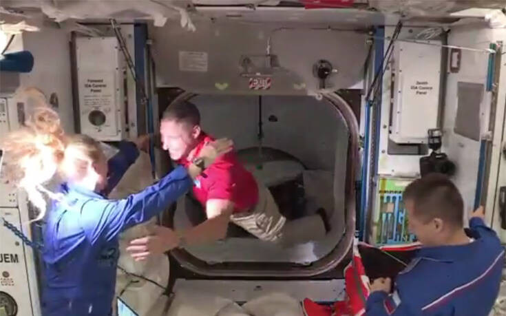 Αγκαλιές και χειροκροτήματα: Η στιγμή που δένει στον Διεθνή Διαστημικό σταθμό το σκάφος της SpaceX