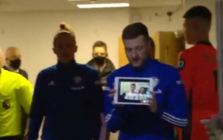 Premier League: Με iPad και συνδεδεμένος με 13χρονο οπαδό που παλεύει με τον καρκίνο μπήκε στο γήπεδο ο αρχηγός της Λιντς