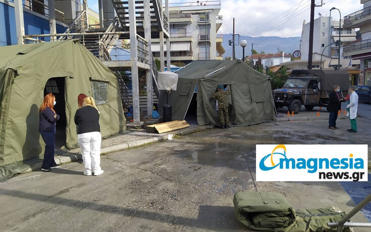 Βόλος: Ο στρατός έστησε σσκηνές έξω από το νοσοκομείο για ασθενείς με κορονοϊό