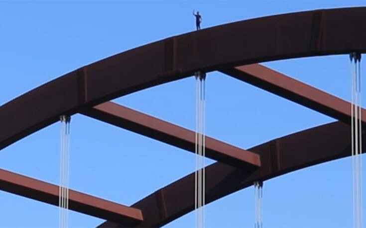 Η σοκαριστική πτώση YouTuber από γέφυρα που είχε ως αποτέλεσμα να καταλήξει στο νοσοκομείο