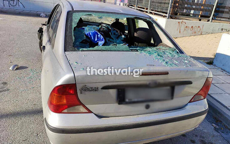 Δύο συλλήψεις για το οπαδικό επεισόδιο στη Νικόπολη Θεσσαλονίκης &#8211; Έσπασαν το αυτοκίνητο «αντιπάλων» τους